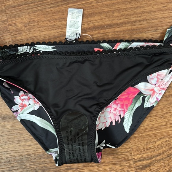 Tommy Bahama Tankini bathing suit - Picture 13 of 13